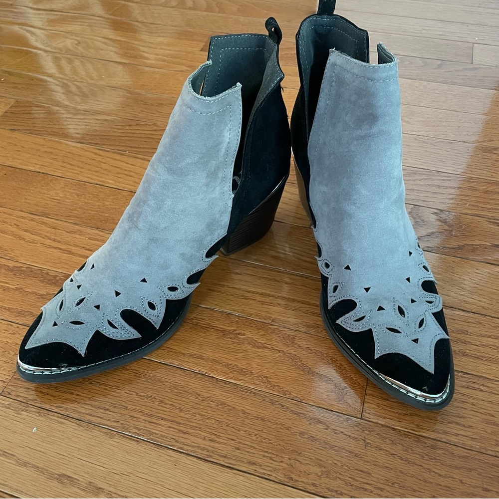 Journee Collection black gray suede ankle boots 9